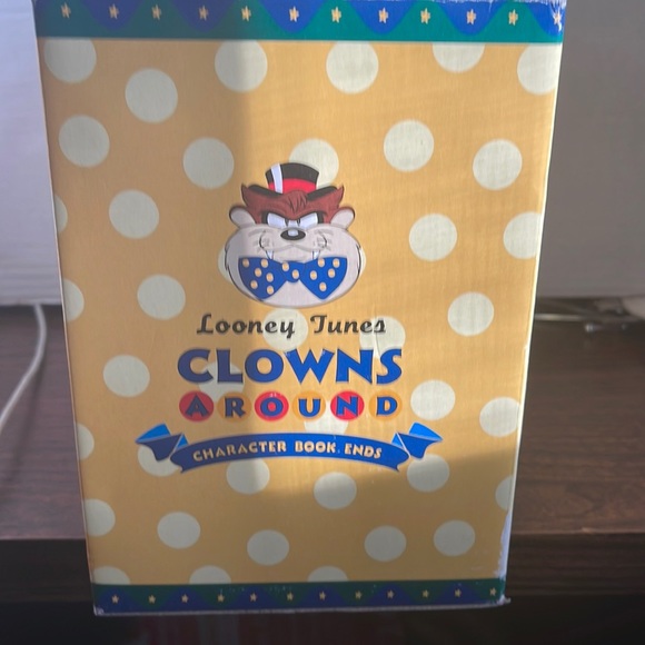 NWOT Warner Brothers Looney Tunes bookends. Bugs, Taz, Tweety & Sylvester. NW… - Picture 11 of 11